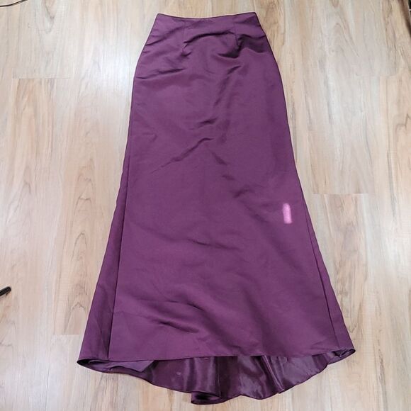 David's Bridal Dresses & Skirts - 🔹️David's Bridal Plum Satin Skirt Size 4